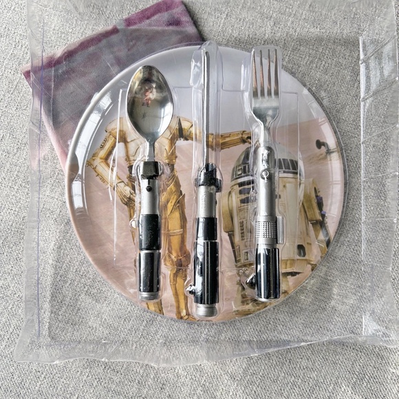 New in Box Star Wars Tatooine dinner set with utensils, plate and placemat - Picture 7 of 7